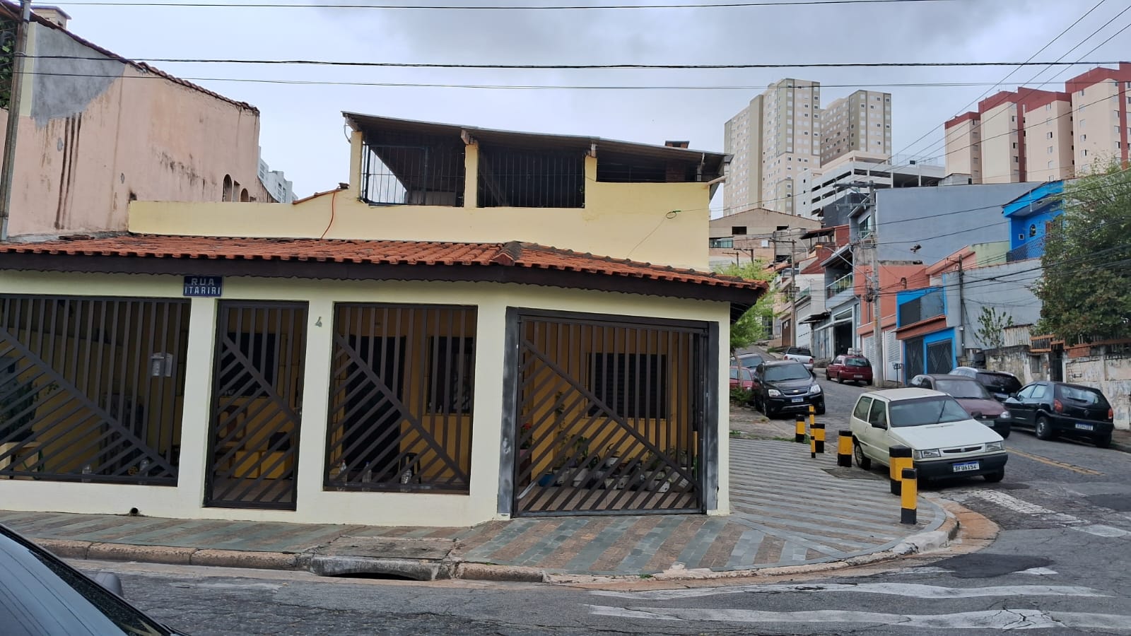 Dra. Cida Menegasso em frente ao escritório